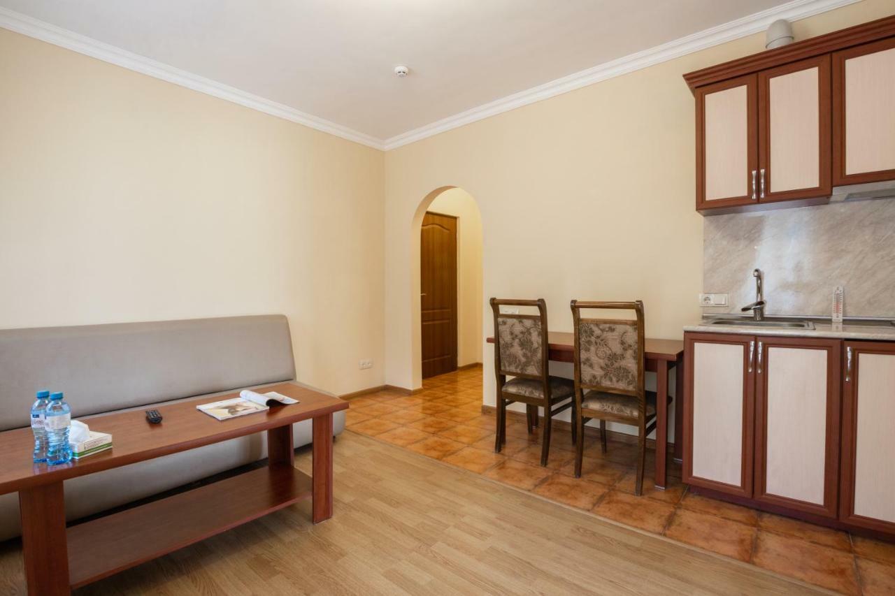 Ariana Family Hotel Dilidzjan Buitenkant foto