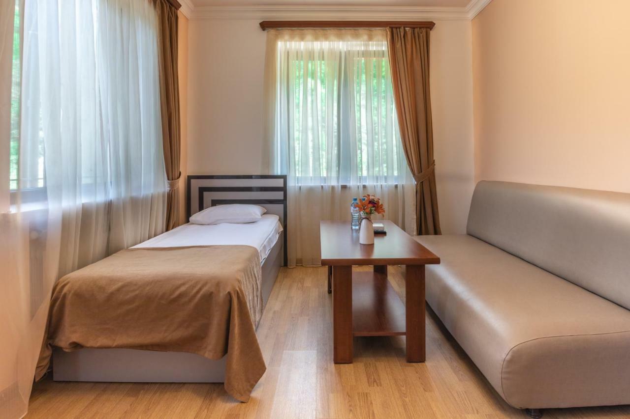 Ariana Family Hotel Dilidzjan Buitenkant foto